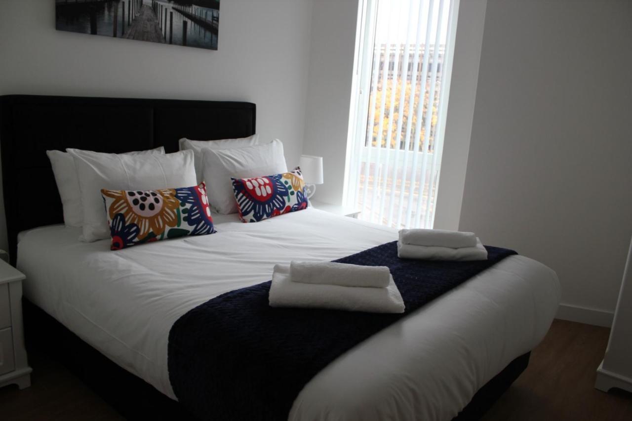 Berks Luxury Serviced Apartments , Free Parking, Free Gym And Free Wifi Bracknell Exterior photo