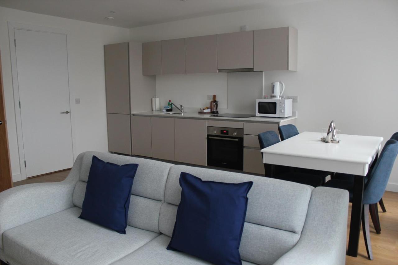 Berks Luxury Serviced Apartments , Free Parking, Free Gym And Free Wifi Bracknell Exterior photo