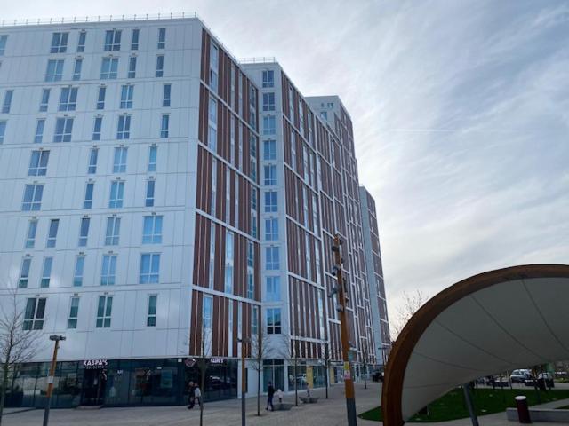 Berks Luxury Serviced Apartments , Free Parking, Free Gym And Free Wifi Bracknell Exterior photo