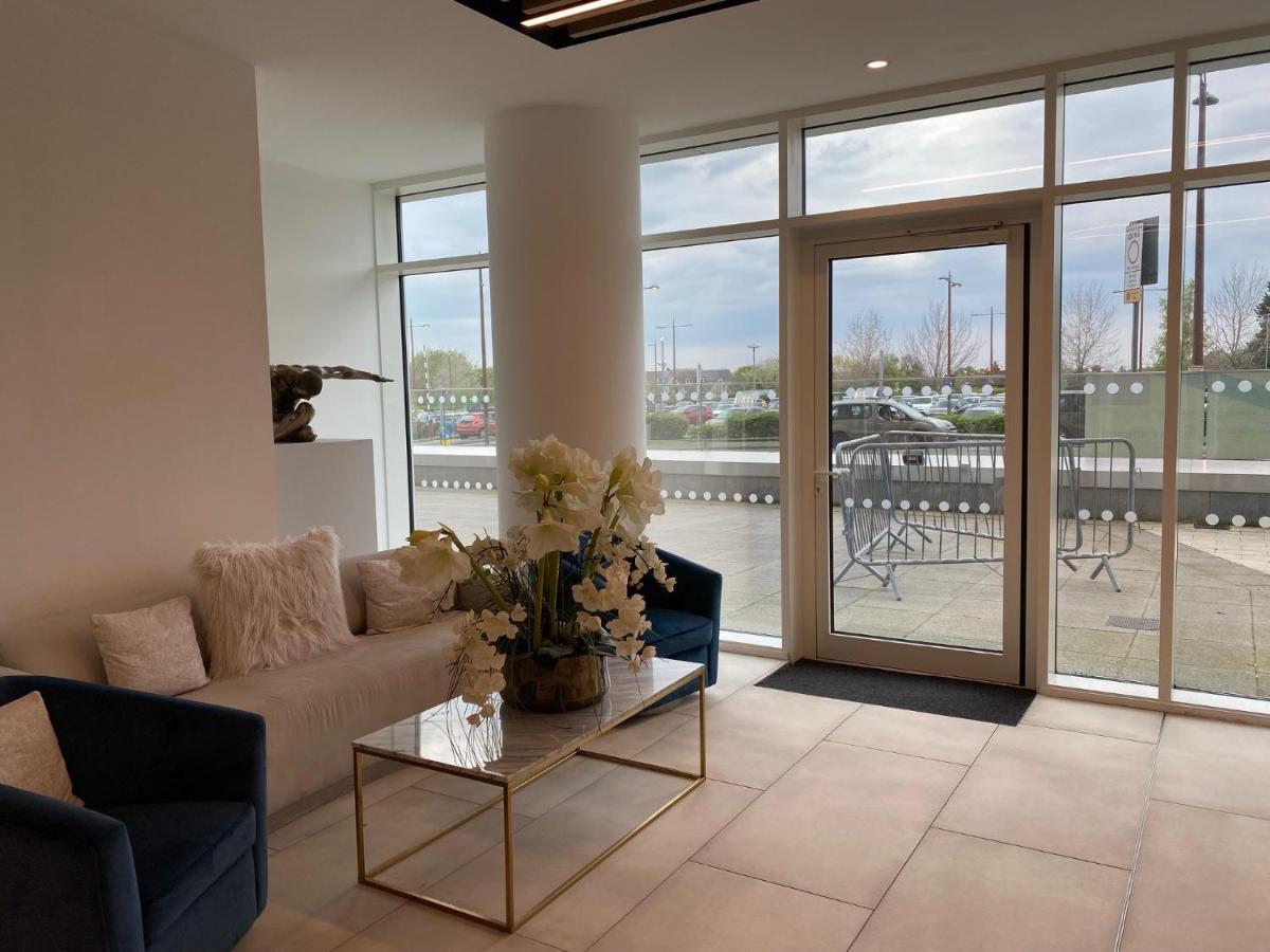 Berks Luxury Serviced Apartments , Free Parking, Free Gym And Free Wifi Bracknell Exterior photo
